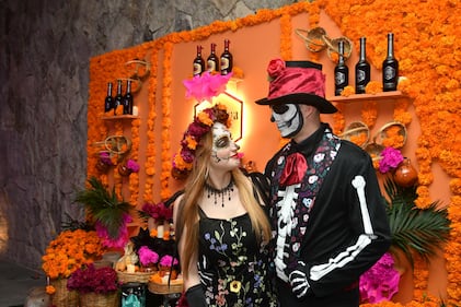 San Miguel de Allende volvió a deslumbrar este Día de Muertos con una celebración que capturó la esencia de una de las tradiciones más queridas de México. Las calles, casas, hoteles y restaurantes de esta encantadora ciudad fueron adornados con altares, flores de cempasúchil y velas, creando un escenario mágico que recibió a miles de visitantes nacionales e internacionales.