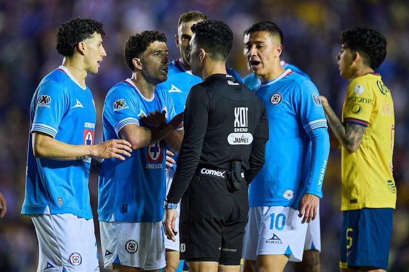 Jugadores de Cruz Azul insultaron a Adonai Escobedo al término del partido.