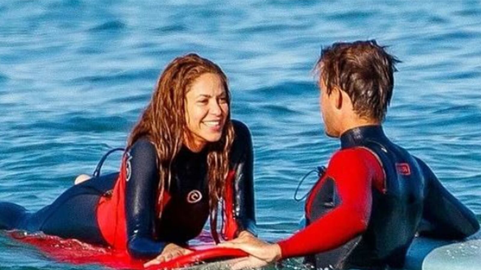 Shakira sigue viéndose con su instructor de surf.