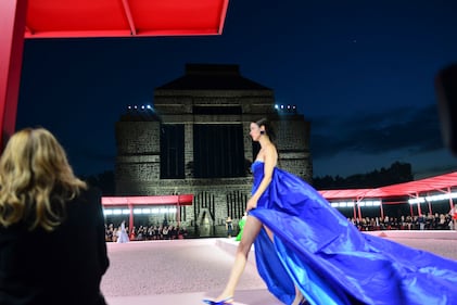 El Museo Anahuacalli de la Ciudad de México, con su arquitectura imponente y conexión con el arte, fue el escenario perfecto para la presentación de la colección Carolina Herrera Resort 2025, a cargo de su director creativo, Wes Gordon.

El desfile, considerado uno de los eventos de moda más relevantes del año en México, atrajo a celebridades, figuras del entretenimiento y la moda, quienes disfrutaron de una velada que fusionó el diseño contemporáneo con la esencia de la cultura mexicana.

La colección, llena de colores vibrantes, estampados florales y siluetas sofisticadas, celebró la femineidad moderna con un guiño a la tradición. El entorno único del Anahuacalli, concebido por Diego Rivera como un homenaje a las culturas prehispánicas, amplificó la narrativa artística de la marca, convirtiendo cada look en una obra de arte en movimiento.

Este evento reafirma la posición de México como epicentro de creatividad y un destino clave en el panorama de la moda global.