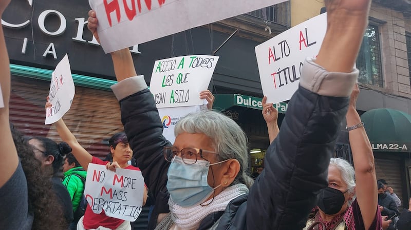 Manifestantes en favor de Julian Assange son agredidos.