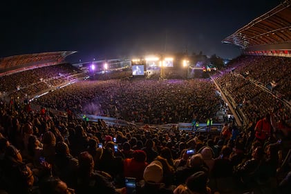 En un encuentro único con sus fanáticos de todas las edades, Los Temerarios ofrecieron la primera de sus dos presentaciones en el Estadio GNP Seguros, recinto que fue testigo de una noche llena de temas que marcaron la carrera de la agrupación en más de 40 años dentro de la industria, por lo cual el público coreó canciones como “Dímelo", "Solo te quiero a ti", "Te hice mal", "Por qué te conocí", entre otras.