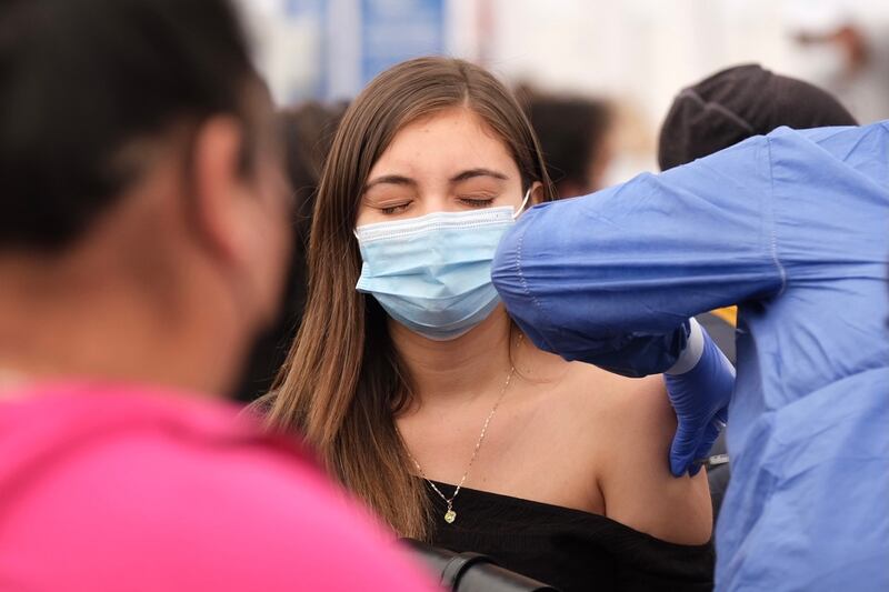 Las autoridades también analizan cambios en la estrategia de vacunación debido a la reducción de demanda de inoculaciones.