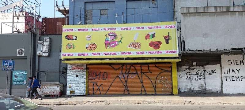 Todo tipo de comercios tuvieron que cerrar sus puertas, desde barberías hasta snacks.