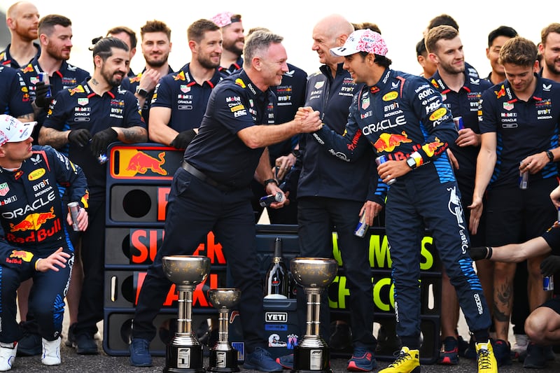 Equipo Red Bull celebrando el podio doble en el GP de Japón.