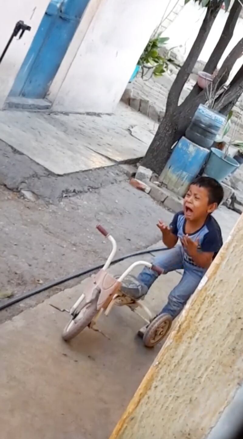 Niño canta con sentimiento la canción “Castillos” de Amanda Miguel.