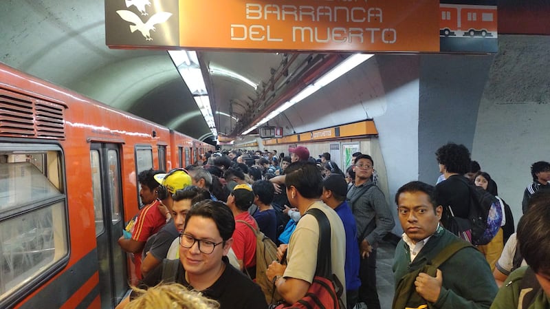 Se presentaron problemas en el cierre de puertas en los vagones de la Línea 7. (Diego Pachón, Publimetro)