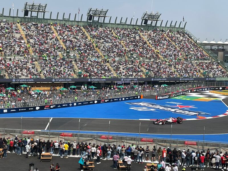 El Autódromo Hermanos Rodríguez luce con distintas playeras de dinstintas escuderías