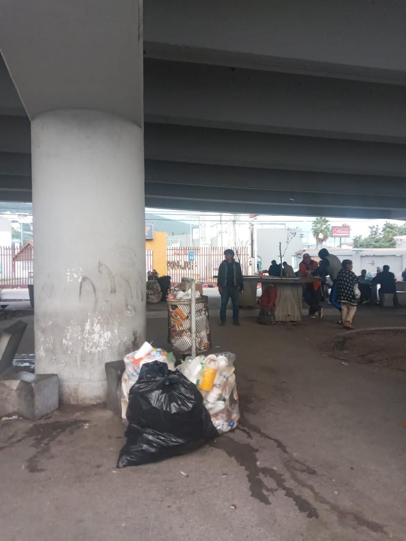 Solo en los bajos del puente de Gonzalitos y Madero se juntaron 250 kilos de basura.