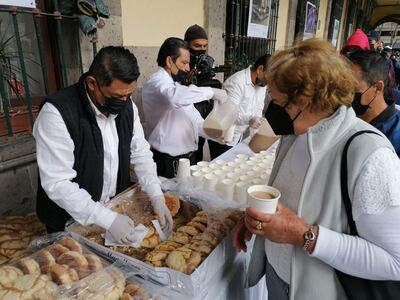 Empresarios patrocinaron los picones y chocolate caliente para celebrar el aniversario de la ciudad.