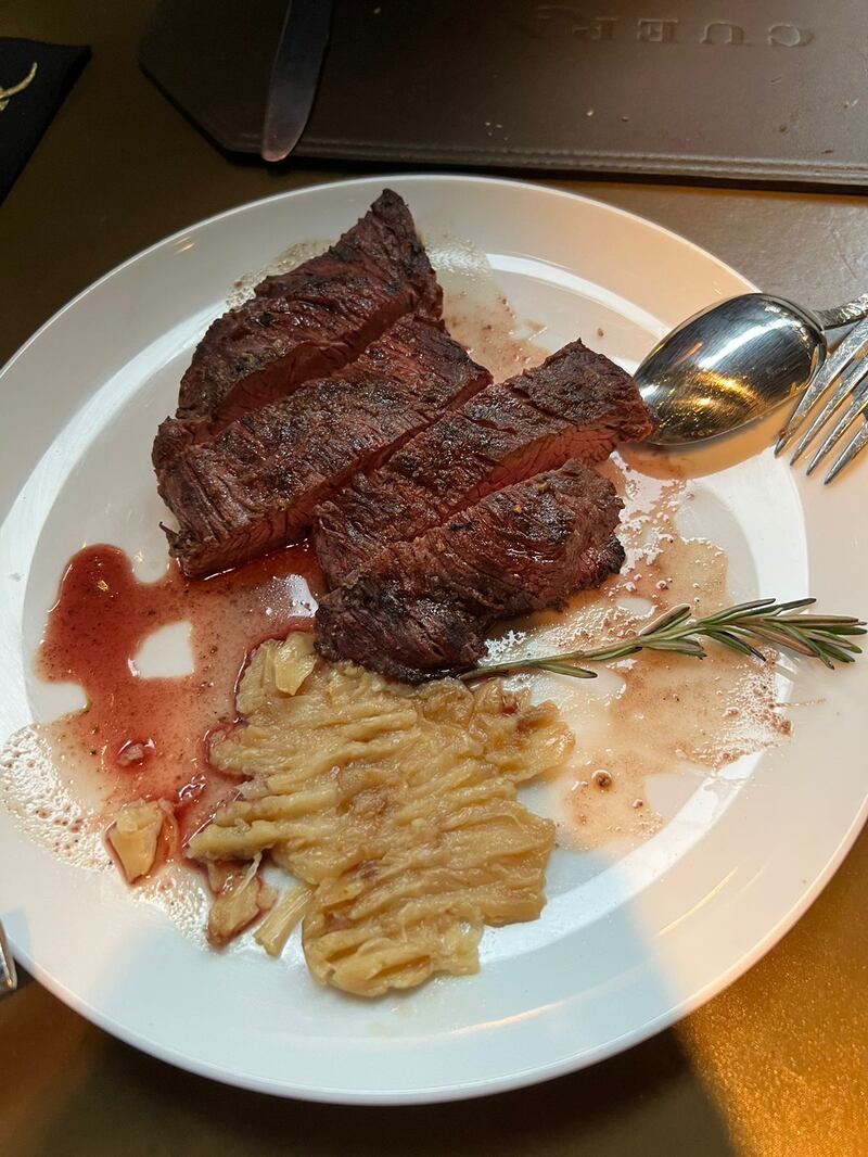 Arrachera con puré de ajo