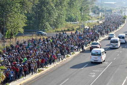 Migrantes se desplazan en caravana rumbo a Estados Unidos.