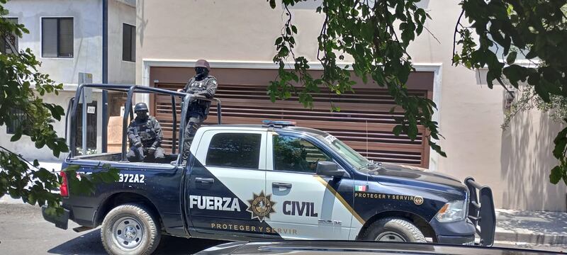 La galería donde presentó su quinto eje de gobierno ciudadano estaba resguardada por Fuerza Civil.