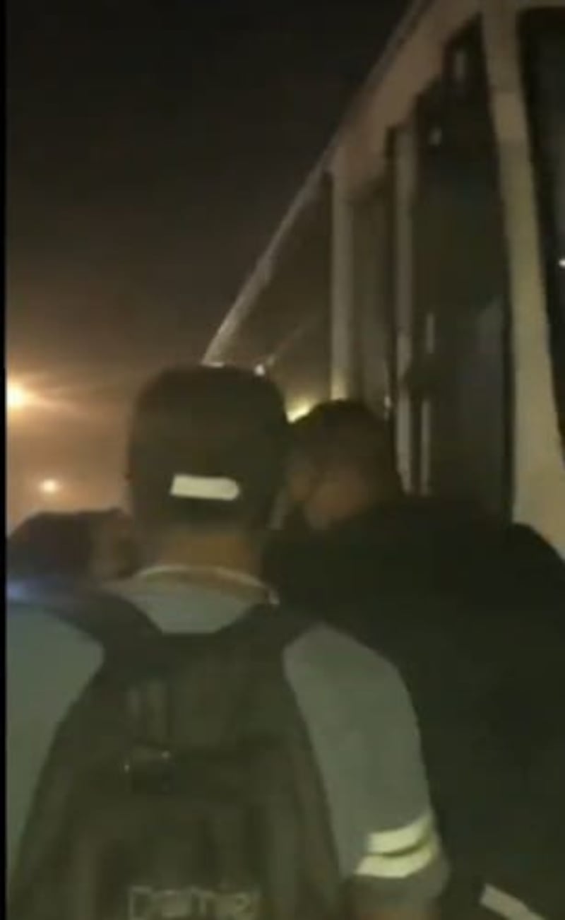 Los pasajeros lograron descender ilesos de la unidad y el tren pudo detener su marcha.