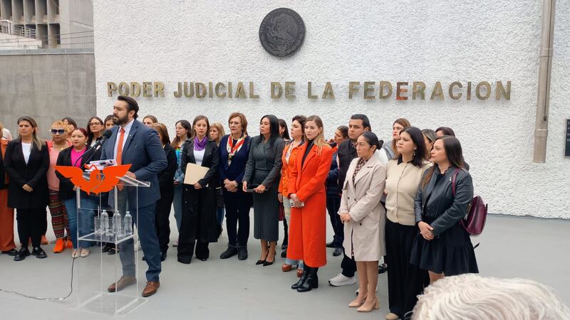 Mariana Rodríguez, excandidata a la alcaldía de Monterrey; la coordinadora nacional de diputados federales, Ivonne Ortega, acompañaron a Morales.