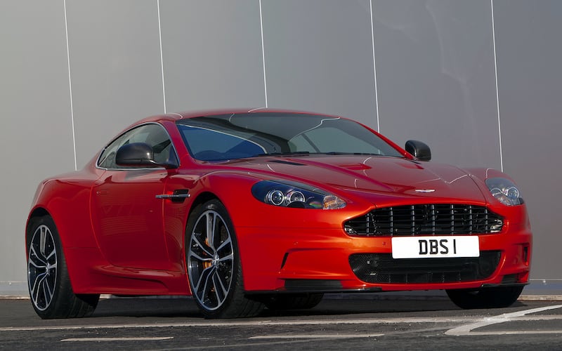 Aston Martin color rojo, con reporte de robo en California y valor de más de 330,000 dólares.