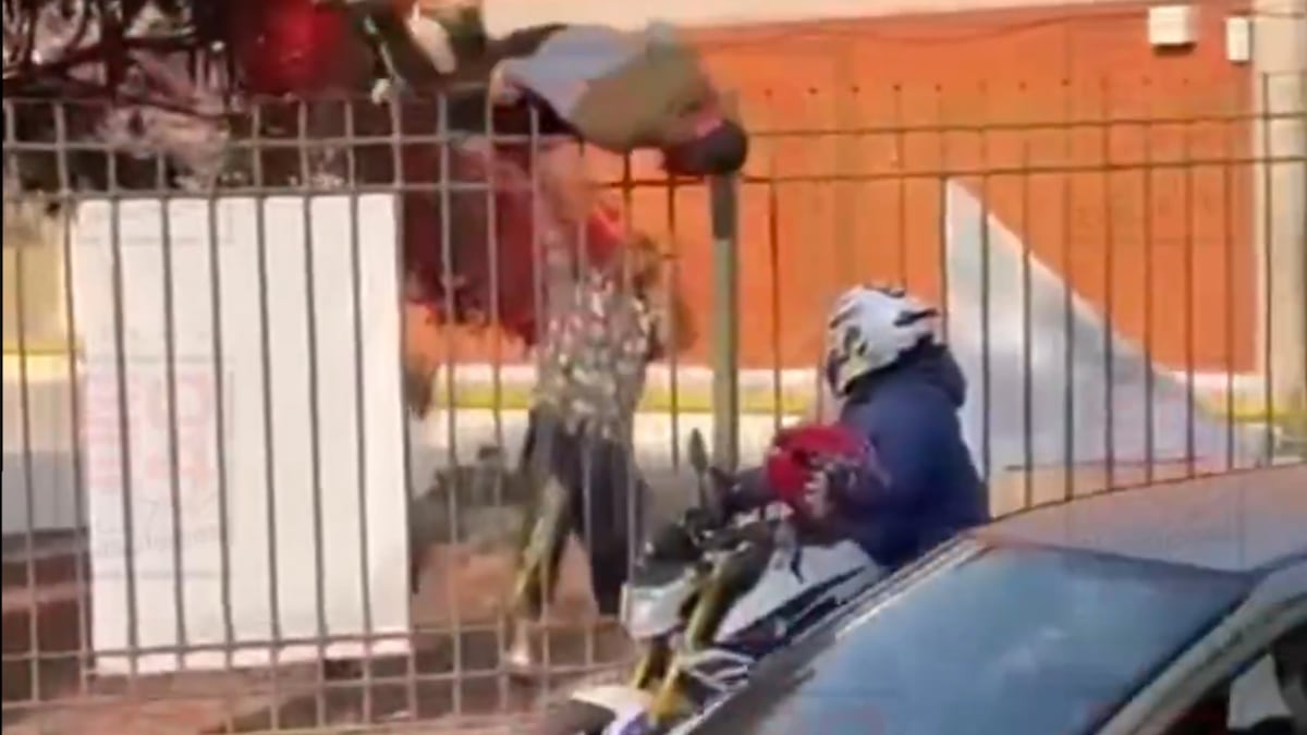 Los hombres tuvieron que huir a pie tras ser impactados por una camioneta en su motocicleta.  (Especial)