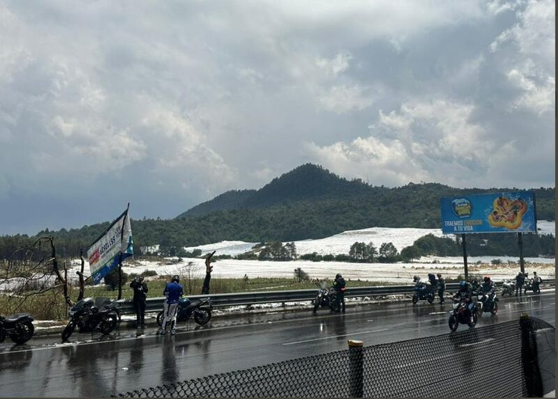 Granizada en la México-Cuernavaca sorprende a automovilistas