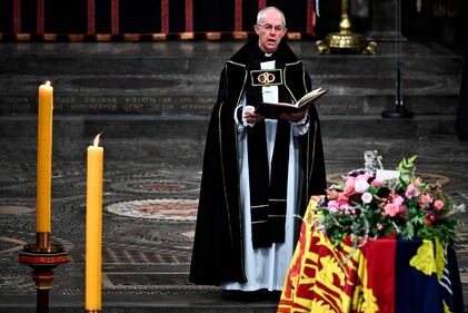 Más de 300 mil personas esperaron durante horas para presentar sus respetos ante el féretro de roble de Su Majestad.