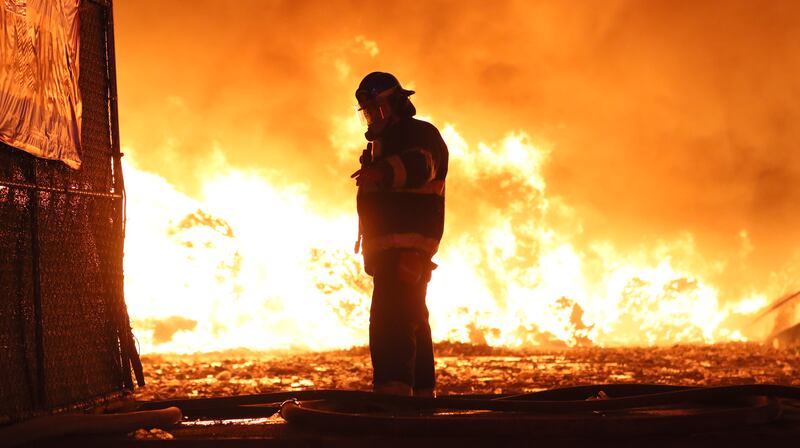 Las autoridades hicieron un llamado a la población a cerrar puertas y ventanas para evitar la inhalación de gases tóxicos.