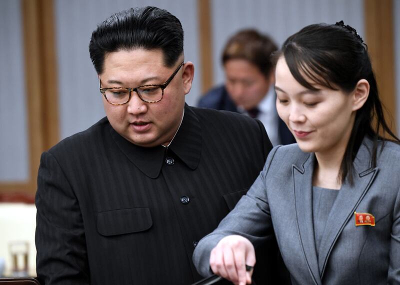 El líder norcoreano Kim Yo Un junto a su hermana Kim Yo Jong