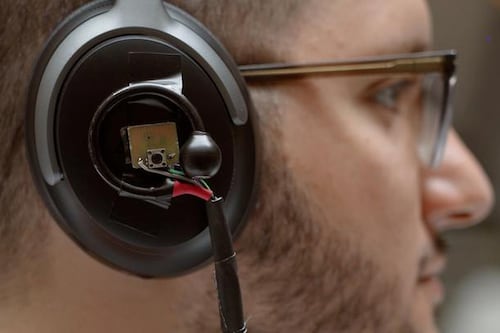 Auriculares con inteligencia artificial permiten escuchar a una sola persona entre la multitud
