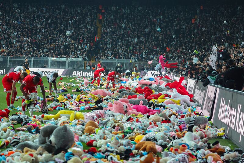 Aficionados lanzaron peluches en apoyo a víctimas por el apoyo al terremoto en Turquía.