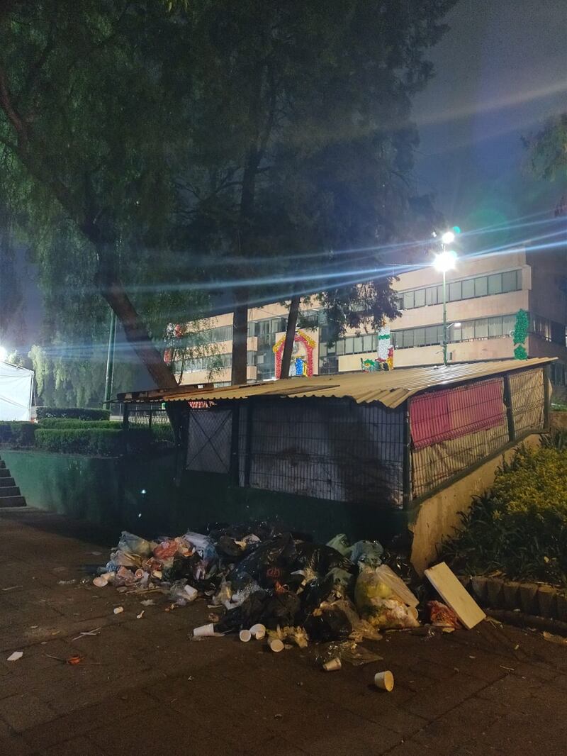 Vecinos de Azcapotzalco usan explanada como tiradero de basura