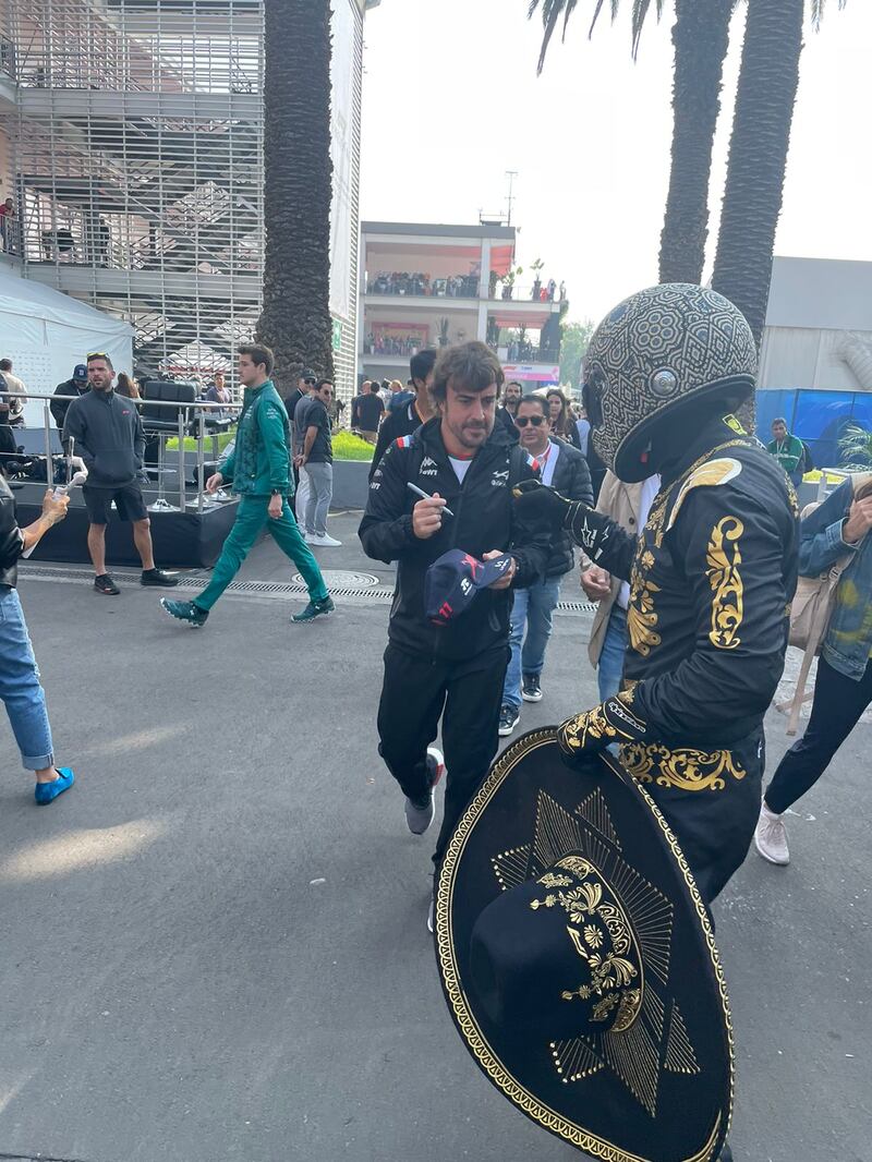 Fernando Alonso llegando al Autódromo Hermanos Rodríguez.