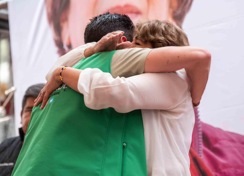 Pepe Couttolenc y Delfina Gómez refrendan su alianza con un abrazo ante sus simpatizantes.