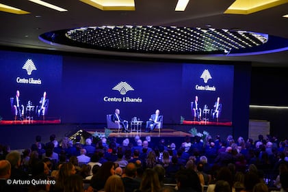 En un evento lleno de historia y reflexión, Carlos Slim, el hombre más rico de México, subió al estrado del auditorio del Centro Libanés para compartir una charla que cautivó a los presentes. Con nostalgia, Slim relató la travesía de su padre desde el Líbano y cómo, en palabras del magnate, "vino de luna de miel y nunca más se fue de México", echando raíces profundas en este país.