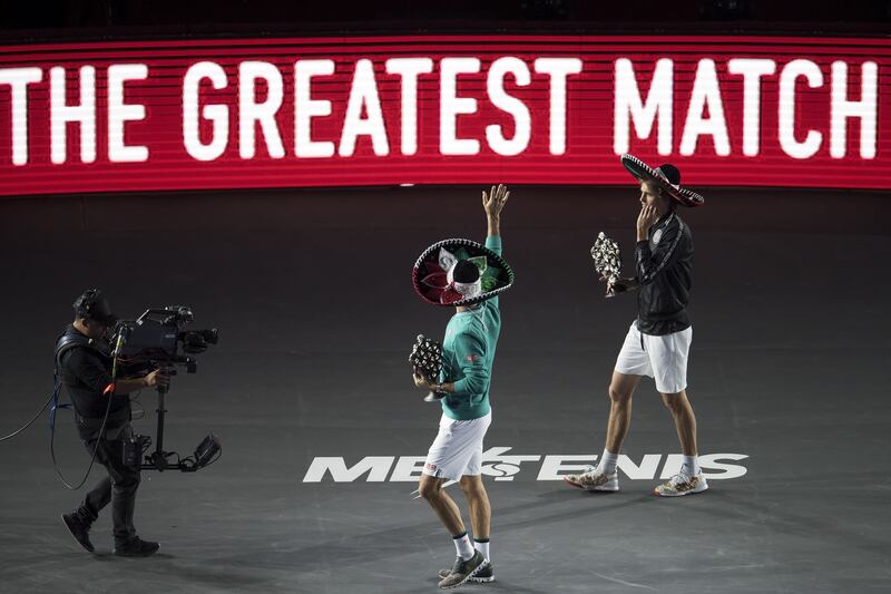 Roger Federer y Alexander Zverev en un partido de exhibición en la Plaza México en 2019