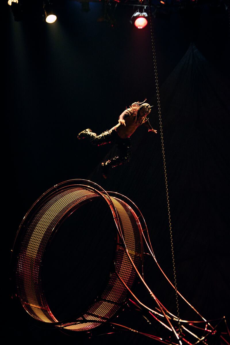 Al Cirque du Soleil llega la Rueda de la muerte, con un latino como artista principal.