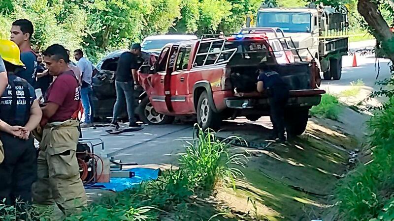 El conductor de la otra camioneta fue trasladado en estado grave a un hospital de Vallarta.