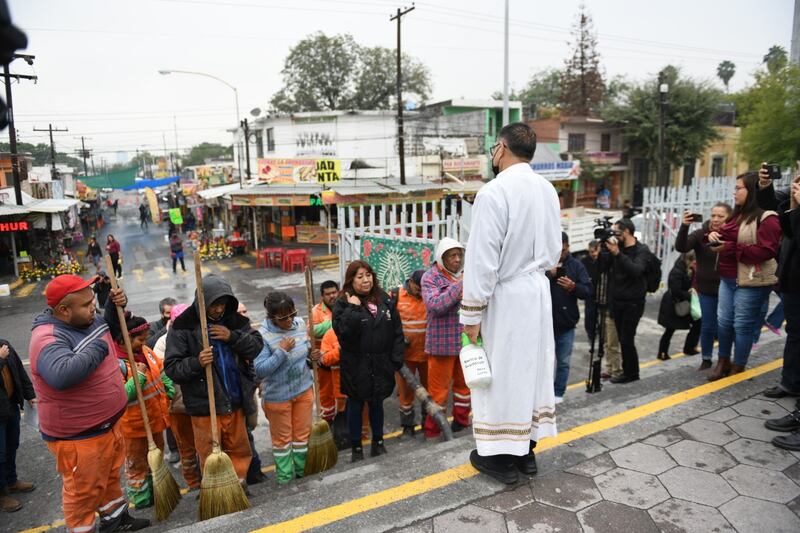 El vicario parroquial, Juan Medina, salió a bendecir y agradecer a los trabajadores por sus actividades.