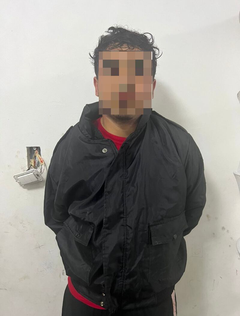 El adolescente, al verse sorprendido por las autoridades, intentó escapar,  pero durante su cometido cayó de su brazo un cargador de arma larga.