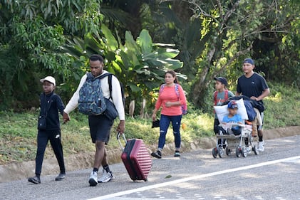 Migrantes se desplazan en caravana rumbo a Estados Unidos.