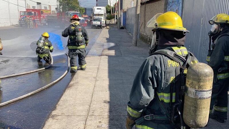 Los bomberos de Guadalajara derramaron grandes cantidades de agua para dispersar el olor que emanaba del drenaje,