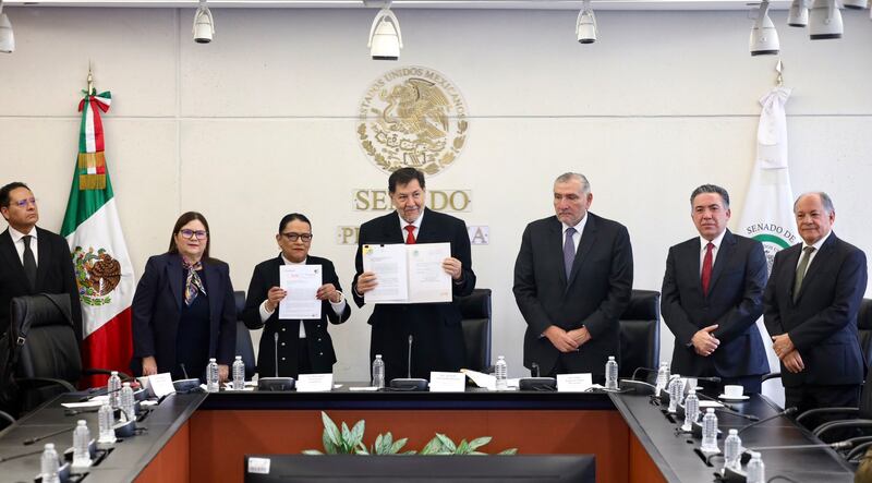 Entrega de iniciativas al Senado