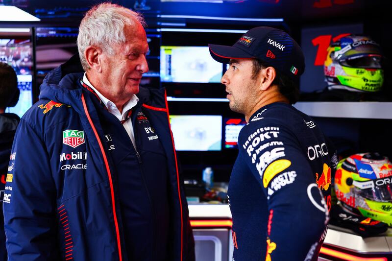 Helmut Marko se disculpó por comentarios racistas contra Checo Pérez.