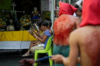 Cientos de devotos filipinos han celebrado el Jueves Santo con una tradición que implica autoflagelarse para honrar el sufrimiento de Cristo en la cruz. Con el rostro cubierto y con ropa roja o negra han recorrido las calles de la ciudad de Mandaluyong, mientras castigaban su cuerpo con cadenas y látigos.