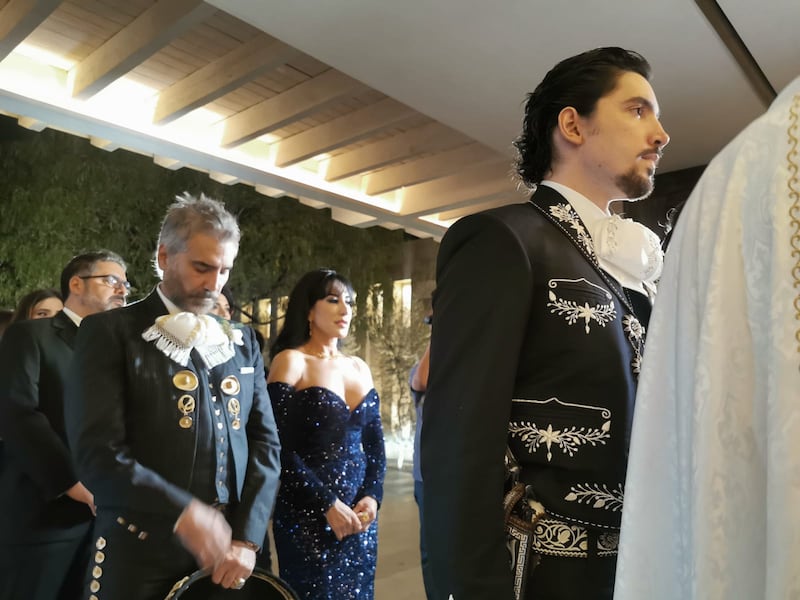 Alex Fernández reúne a la dinastía en su boda religiosa para demostrar la unión familiar