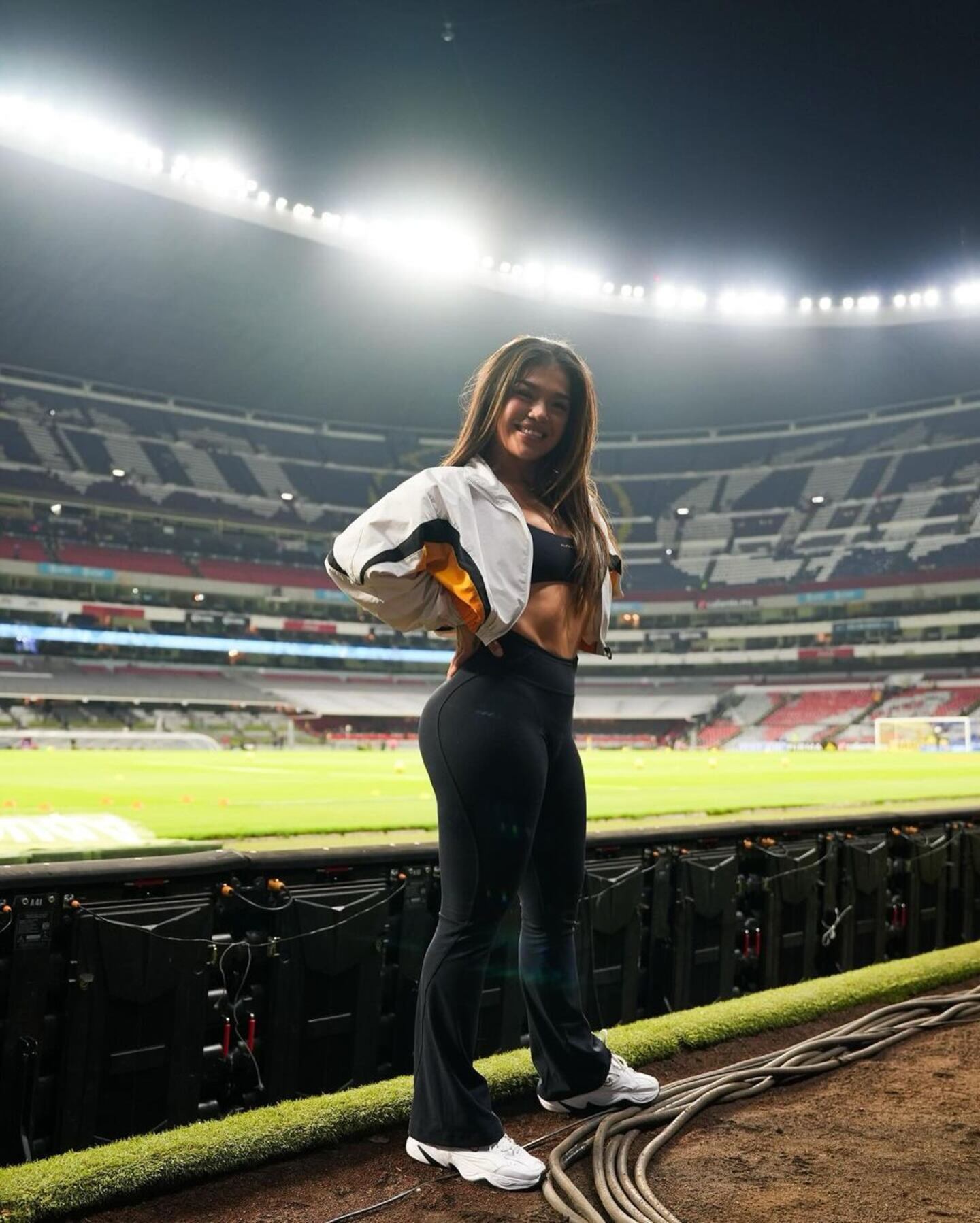 Ufc Peleadora Tracy Cortez Enamora A Sus Fans Apoyando Al América En El Estadio Azteca