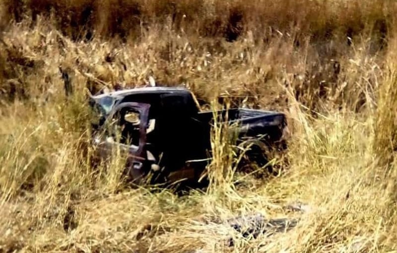 Una camioneta donde viajaban dos de los heridos salió proyectada fuera de la carretera.