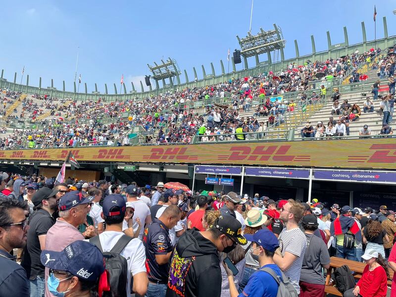 El Autódromo Hermanos Rodríguez luce con distintas playeras de dinstintas escuderías