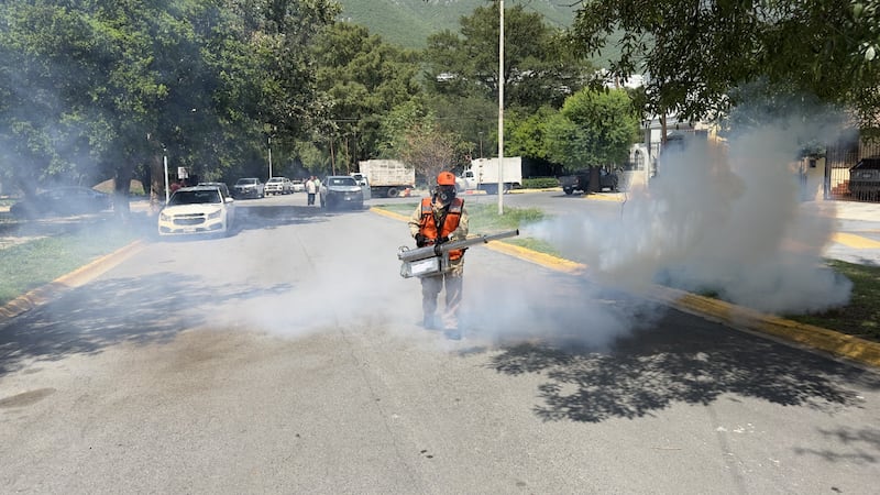 El producto no es dañino y exhortó a la población a abrir las puertas y ventanas cuando escuchen las camionetas de fumigación