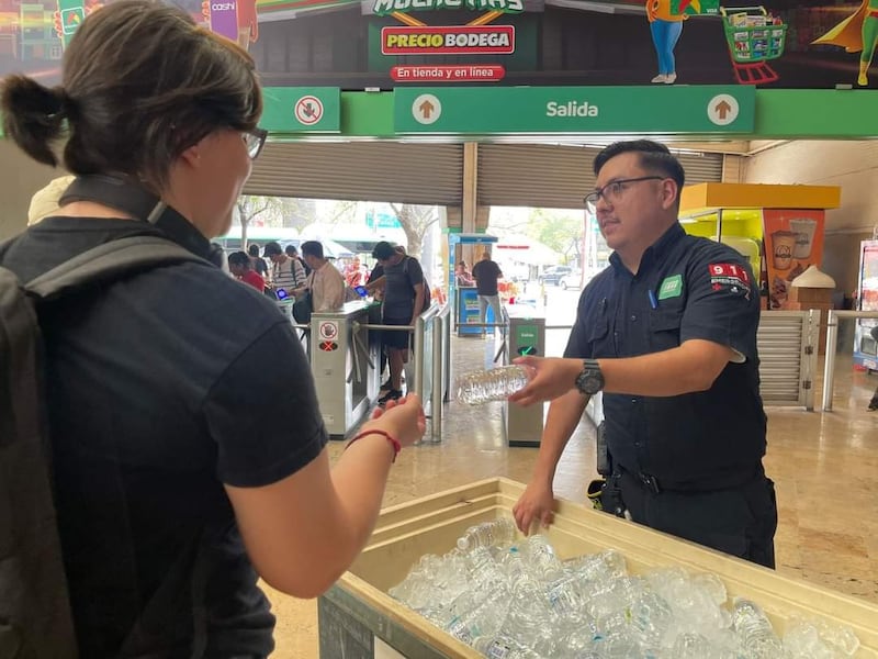 En el Metro se regala agua se brindan servicios médicos.