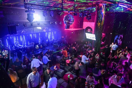 La espera terminó, ‘Neón Discoteque’ abrió sus puertas para transportar al público a una experiencia retro llena de nostalgia, en compañía de música de la década de los 70’s, 80’s y 90’s.