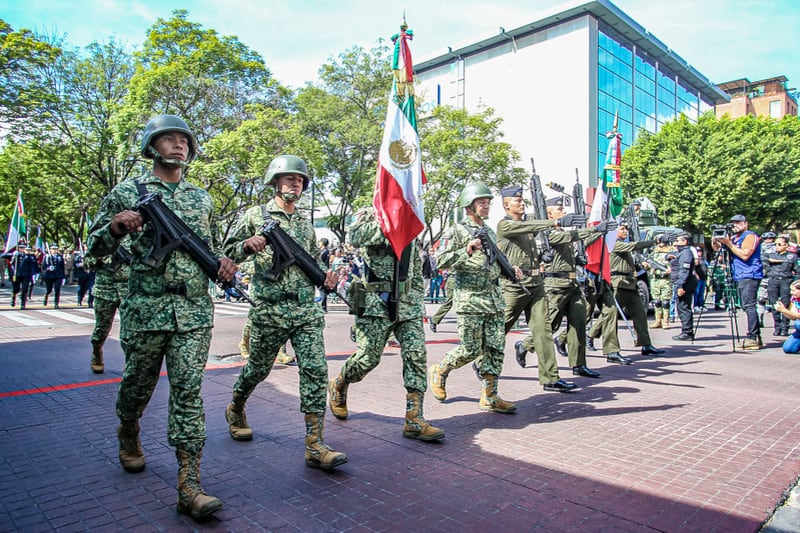 Enrique Alfaro encabeza el Desfile Cívico-Militar Conmemorativo a la Independencia de México, en Jalisco.