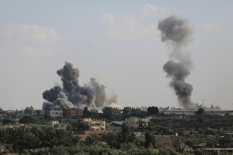 El humo se eleva por una explosión causada por ataques aéreos israelíes en la frontera entre Egipto y Rafah, Franja de Gaza, el martes 10 de octubre de 2023. (Foto AP/Hatem Ali)